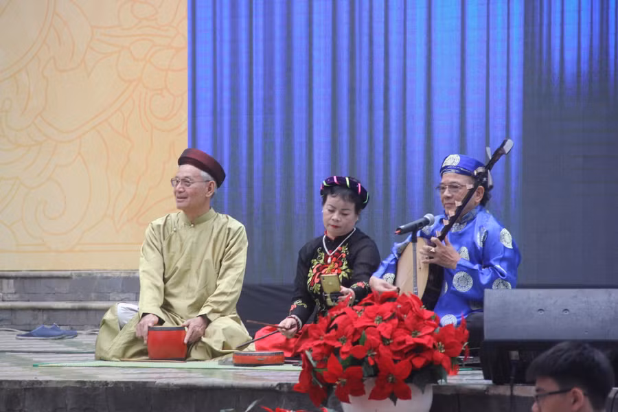 Các nghệ nhân ca trù biểu diễn tại buổi lễ