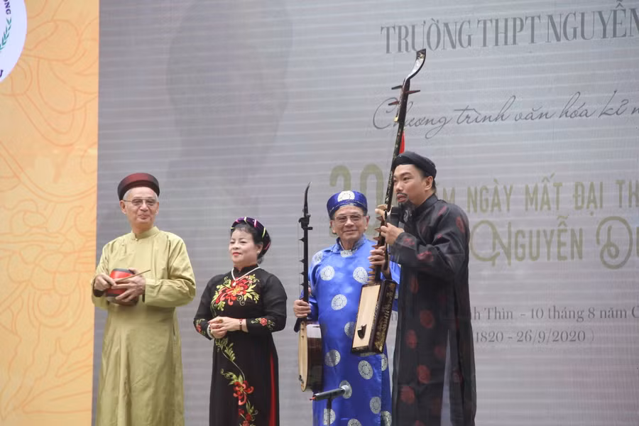 Diễn giả Hồ Nhựt Quang giới thiệu sơ qua về nghệ thuật ca trù