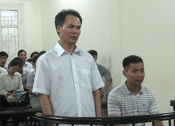Hai bị cáo Sáu (trái) và Sơn tại phiên xử.