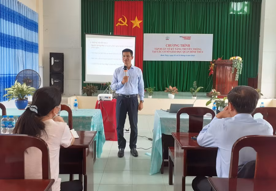 Thạc sĩ, Nghiên cứu sinh Trần Nam, Trưởng Phòng Truyền thông và Quan hệ doanh nghiệp, Trường ĐH KHXH&amp;NV (ĐHQG TPHCM) chia sẻ tại buổi tập huấn.