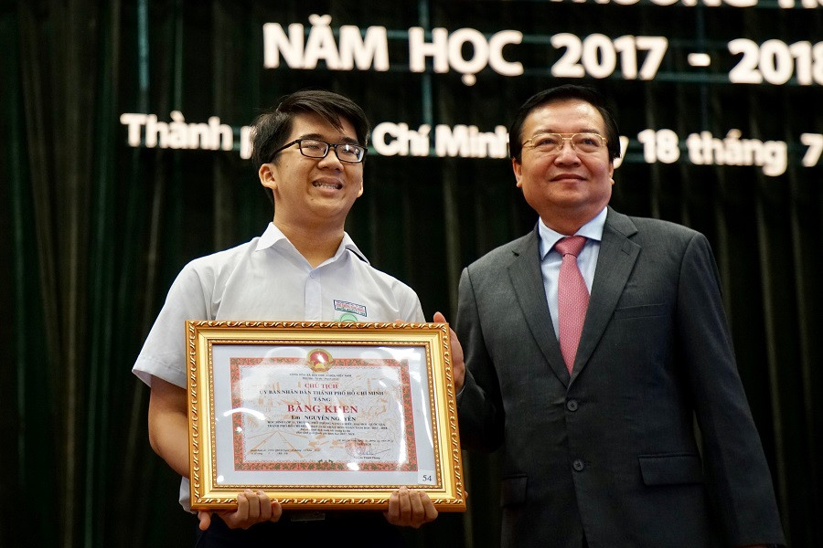 Ông Lê Hồng Sơn, Giám đốc Sở GD&ĐT TP.HCM tặng bằng khen cho Nguyễn Nguyễn trong Lễ tuyên dương khen thưởng học sinh giỏi Ông Lê Hồng Sơn, Giám đốc Sở GD&ĐT TP.HCM tặng bằng khen cho Nguyễn Nguyễn trong Lễ tuyên dương khen thưởng học sinh giỏi