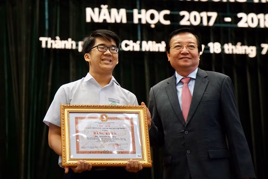 Ông Lê Hồng Sơn, Giám đốc Sở GD&ĐT TP.HCM tặng bằng khen cho Nguyễn Nguyễn trong Lễ tuyên dương khen thưởng học sinh giỏi