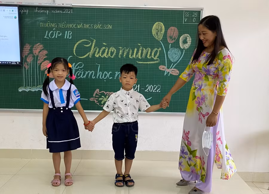 Cô Lê Thị Nếp và học trò.