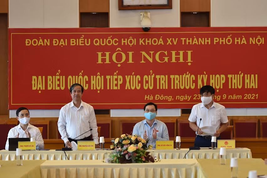 Bộ trưởng Bộ GD&amp;ĐT Nguyễn Kim Sơn và các Đại biểu Quốc hội - đơn vị bầu cử số 6, thành phố Hà Nội - tham dự hội nghị.