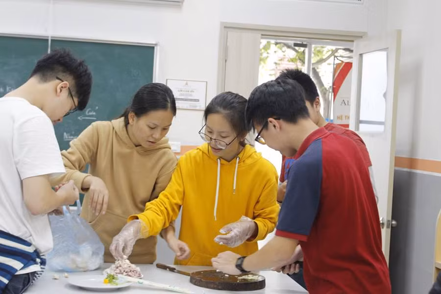 Học sinh Trường THPT Alpha School học nấu ăn trong giờ hướng nghiệp. Ảnh chụp trước dịch Covid-19.