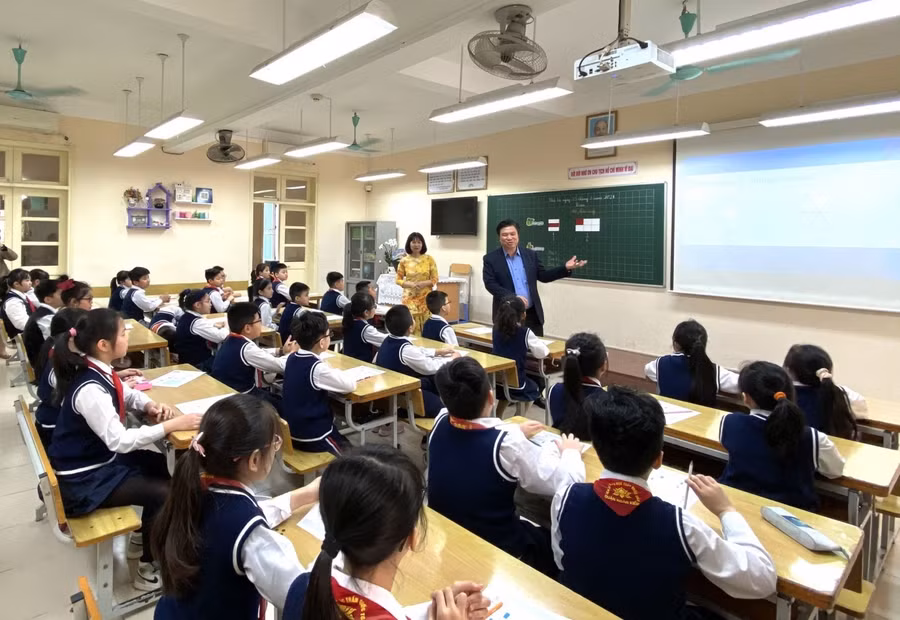 Thứ trưởng Bộ GD&amp;ĐT Nguyễn Hữu Độ trong một buổi kiểm tra tại cơ sở giáo dục của quận Hoàn Kiếm.