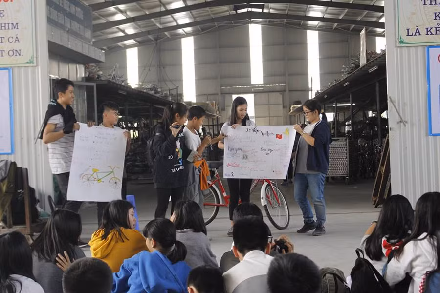 Học sinh Alpha School trình bày sau khi thăm quan nhà máy xe đạp Thống Nhất. Ảnh chụp trước dịch Covid-19.