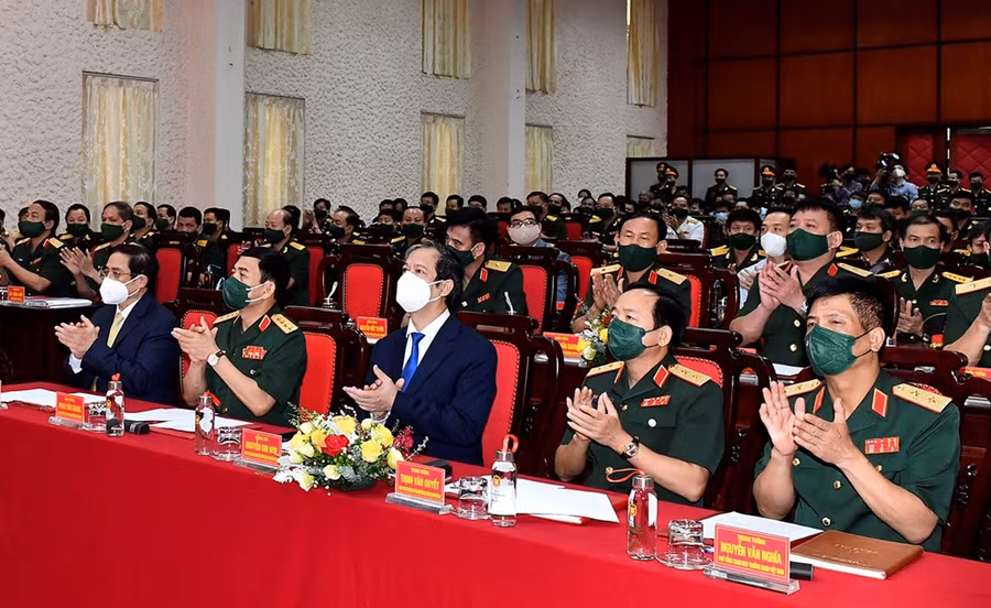 Các đại biểu dự lễ khai giảng (từ trái qua phải): Thủ tướng Phạm Minh Chính; Bộ trưởng Bộ Quốc phòng Phan Văn Giang; Bộ trưởng Bộ GD&amp;ĐT Nguyễn Kim Sơn; Phó chủ nhiệm Tổng cục Chính trị Trịnh Văn Quyết; Phó tổng Tham mưu trưởng Nguyễn Văn Nghĩa.