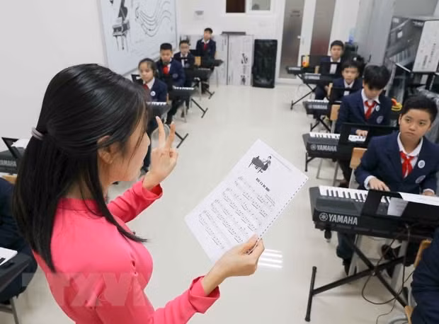 Học sinh quận Hoàn Kiếm trong giờ học âm nhạc.