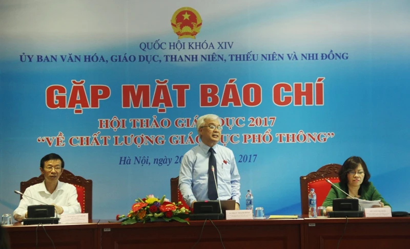 Chủ trì họp báo: Ông Phan Thanh Bình - Chủ nhiệm Ủy ban văn hóa, giáo dục, thanh niên, thiếu niên và nhi đồng Quốc hội, bà Ngô Thị Minh - Phó Chủ nhiệm Ủy ban và ông Nguyễn Văn Minh - Hiệu trưởng Trường ĐHSP Hà Nội.