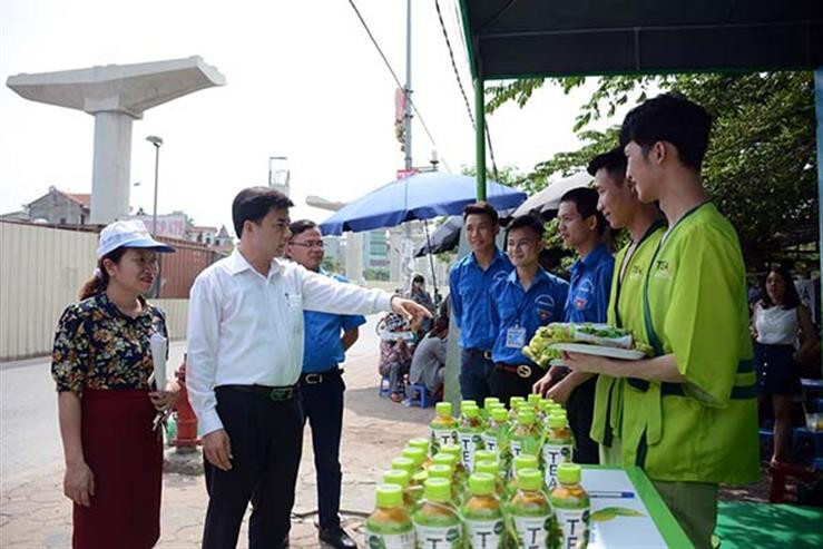 Ông Bùi Văn Linh cùng trò chuyện với lực lượng tiếp sức mùa thi tại điểm cung cấp nước uống miễn phí tại Trường Đại học Công nghiệp Hà Nội. Ông Bùi Văn Linh cùng trò chuyện với lực lượng tiếp sức mùa thi tại điểm cung cấp nước uống miễn phí tại Trường Đại học Công nghiệp Hà Nội.