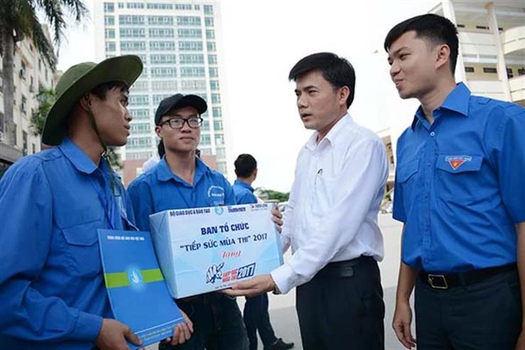 Ông Bùi Văn Linh (áo trắng) – Phó Vụ trưởng Vụ Công tác HSSV, Bộ GD&ĐT cùng đồng chí Nguyễn Minh Triết, Trưởng Ban Thanh niên trường học, TƯ Đoàn
tặng quà động viên lực lượng tiếp sức mùa thi tại điểm trường ĐH Công nghiệp Hà nội.