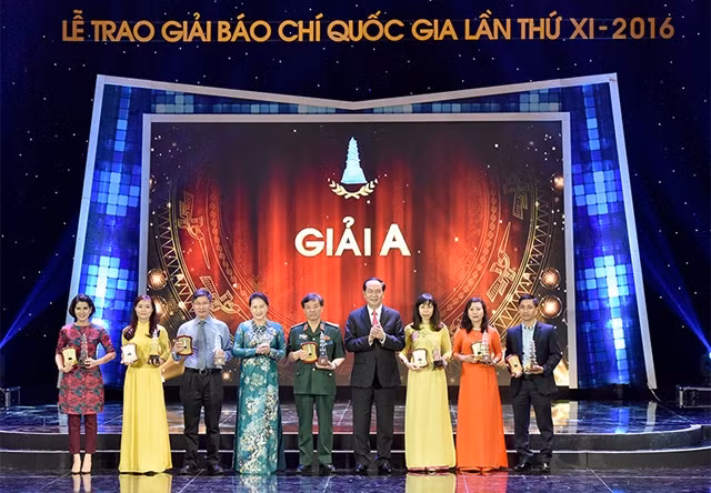 Chủ tịch nước Trần Đại Quang và Chủ tịch Quốc hội Nguyễn Thị Kim Ngân trao giải A tặng các tác giả đoạt giải. Ảnh: báo Nhân dân