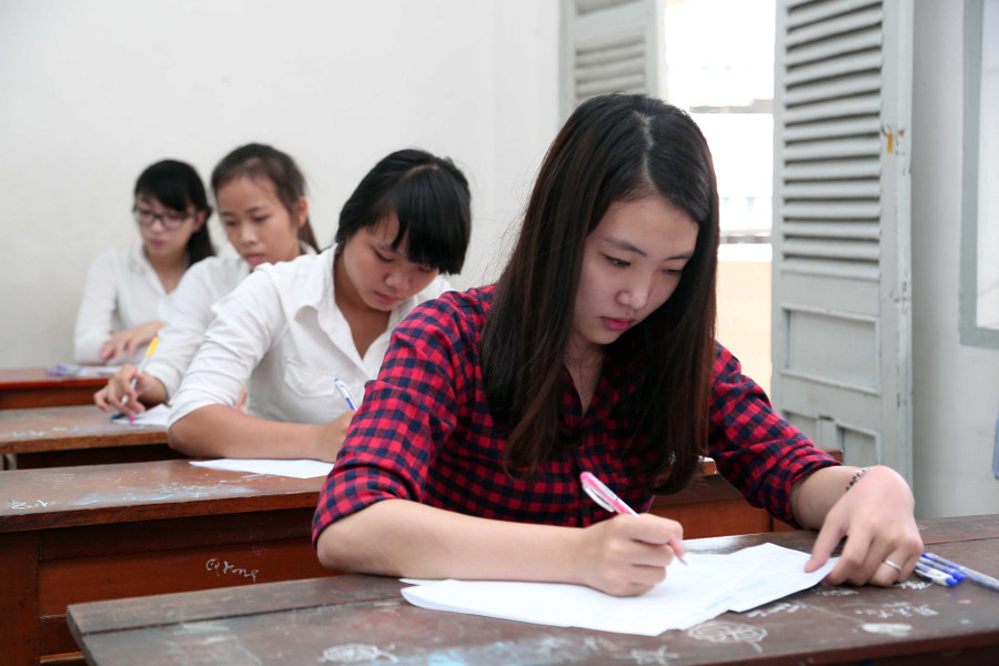 Nghiêm túc làm bài thi. Ảnh Đào Ngọc Thạch