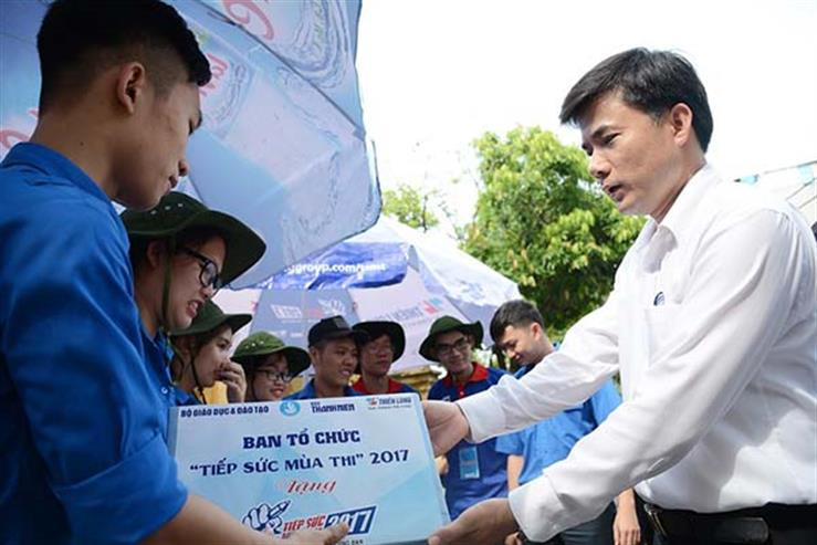 Ông Bùi Văn Linh tặng quà cho đội tiếp sức mùa thi tại điểm thi Trường THPT Chu Văn An, Hà Nội. Ông Bùi Văn Linh tặng quà cho đội tiếp sức mùa thi tại điểm thi Trường THPT Chu Văn An, Hà Nội.