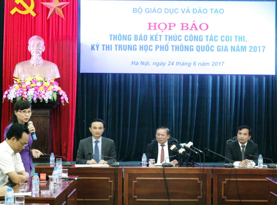 Thứ trưởng Bùi Văn Ga chủ trì cuộc họp báo