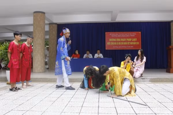 Một tiểu phẩm về nội dung phổ biến Luật An ninh mạng do HS trường THPT Phan Châu Trinh thể hiện.