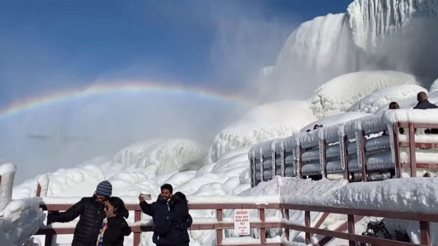 Thác Niagara đóng băng tạo ra khung cảnh ai nhìn cũng sửng sốt ảnh 1