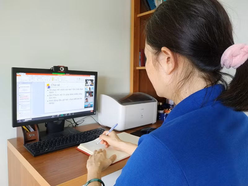 Giáo viên Trường THCS Nguyễn Trường Tộ (quận Đống Đa) tích cực tham gia vào các buổi sinh hoạt chuyên môn nhằm nâng cao chất lượng giờ dạy trực tuyến.