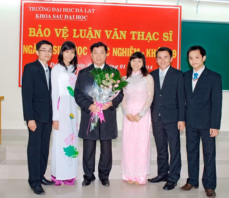 TS Hồ Thanh Tâm (ngoài cùng bên trái) bảo vệ luận văn thạc sĩ. Ảnh: NVCC