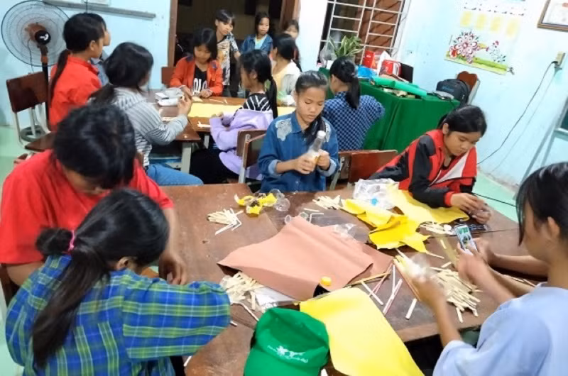 Học sinh Trường Phổ thông dân tộc bán trú Tiểu học – THCS Trà Nam (Nam Trà My, Quảng Nam) trong tiết học hoạt động nhóm. 