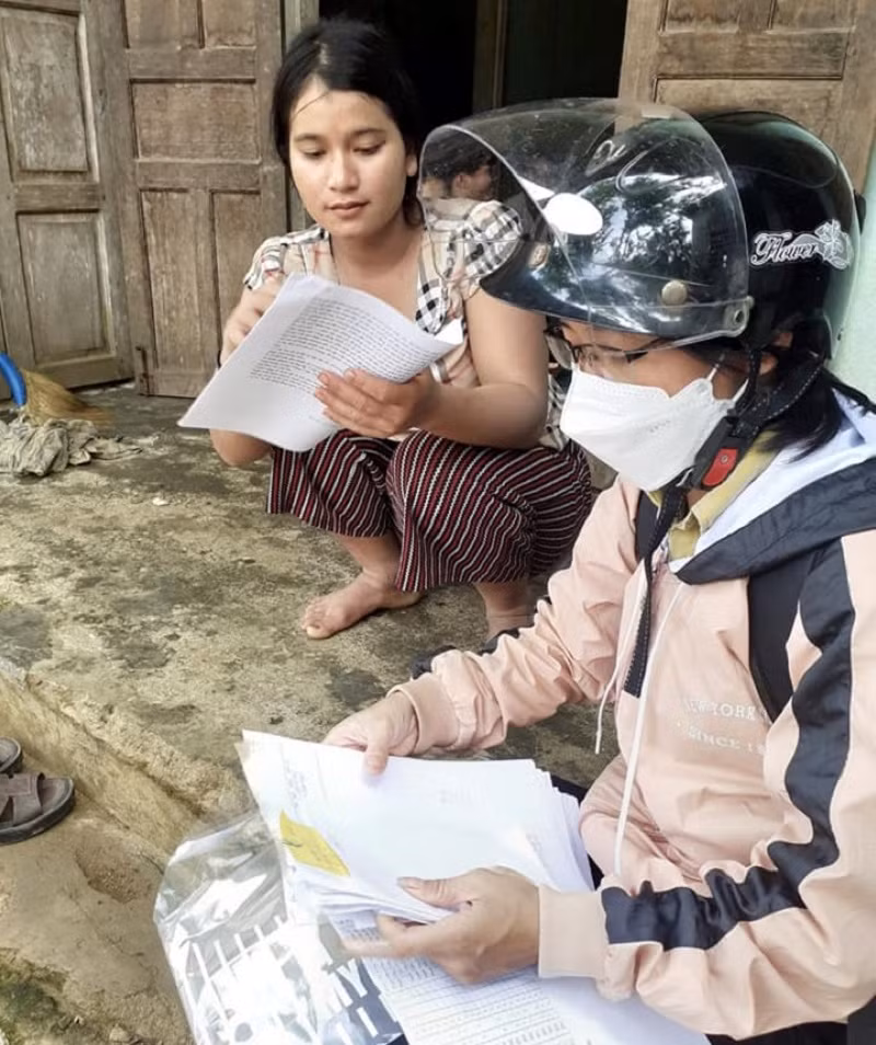 Giáo viên miền núi Quảng Ngãi vào vùng xanh giao bài, hướng dẫn phụ huynh hỗ trợ học sinh làm bài tập trong thời gian thực hiện giãn cách xã hội.