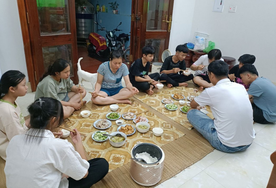 Thầy Triệu Quốc Hưng - Hiệu trưởng Trường PTDBT Tiểu học & THCS Liên Hội (Văn Quan, Lạng Sơn) đón học sinh đến nhà chăm sóc và nấu ăn trong thời gian tham dự kỳ thi tuyển sinh vào lớp 10. Ảnh QH Thầy Triệu Quốc Hưng - Hiệu trưởng Trường PTDBT Tiểu học & THCS Liên Hội (Văn Quan, Lạng Sơn) đón học sinh đến nhà chăm sóc và nấu ăn trong thời gian tham dự kỳ thi tuyển sinh vào lớp 10. Ảnh QH