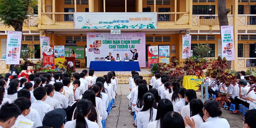 Hướng nghiệp cho học sinh Trường THPT Mỹ Quý (Đồng Tháp) trước Kỳ thi tốt nghiệp THPT. Ảnh: NTCC Hướng nghiệp cho học sinh Trường THPT Mỹ Quý (Đồng Tháp) trước Kỳ thi tốt nghiệp THPT. Ảnh: NTCC