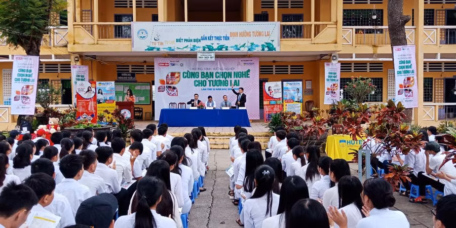 Hướng nghiệp cho học sinh Trường THPT Mỹ Quý (Đồng Tháp) trước Kỳ thi tốt nghiệp THPT. Ảnh: NTCC