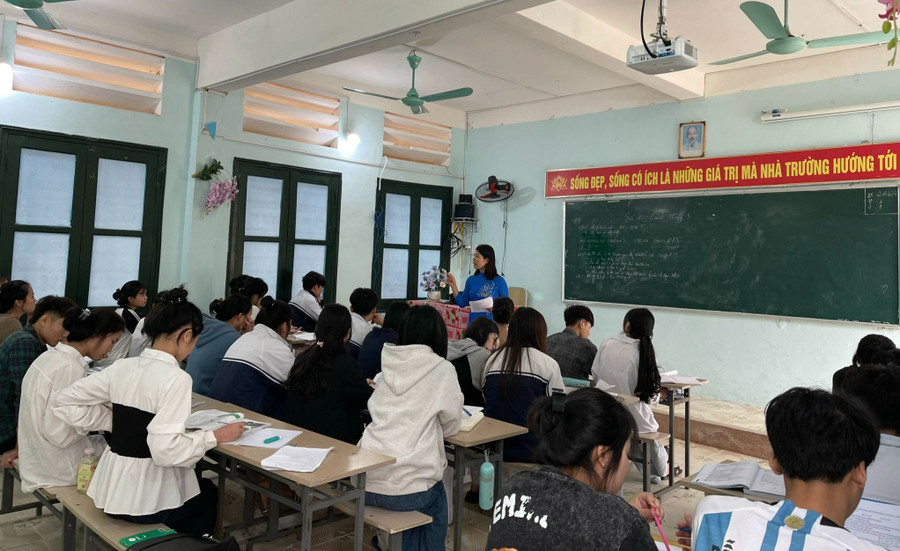 Cô trò Trường THPT Quan Sơn (Thanh Hóa) trong giờ học. Ảnh: NTCC Cô trò Trường THPT Quan Sơn (Thanh Hóa) trong giờ học. Ảnh: NTCC