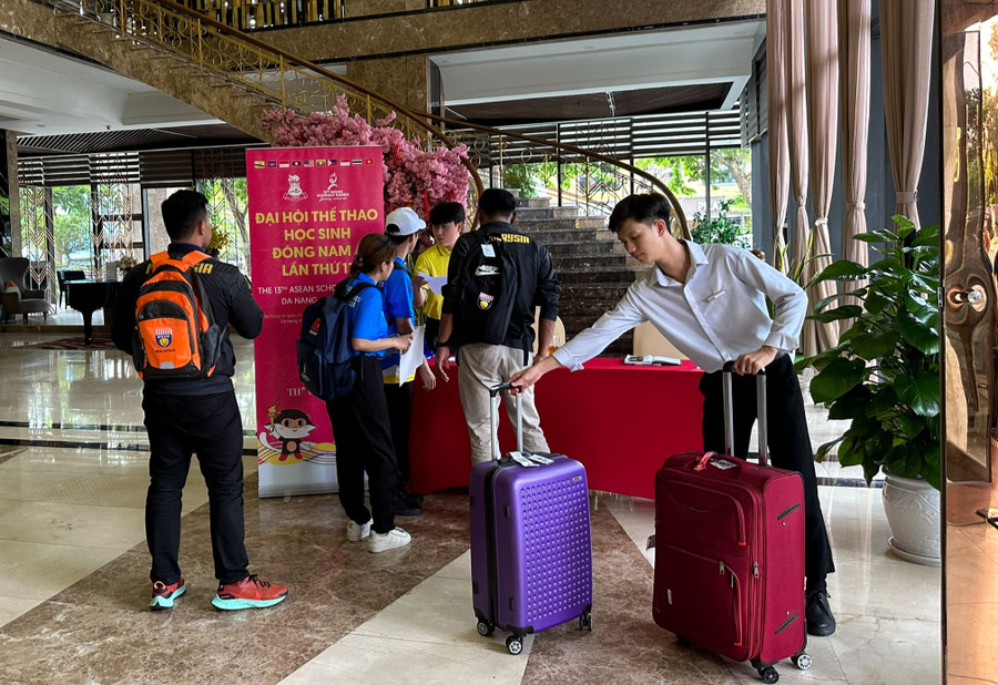 Một số đoàn vận động viên làm thủ tục nhận phòng tại Đà Nẵng. Ảnh: PV