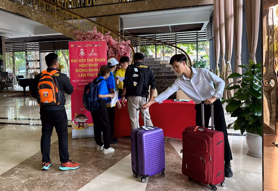 Một số đoàn vận động viên làm thủ tục nhận phòng tại Đà Nẵng. Ảnh: PV