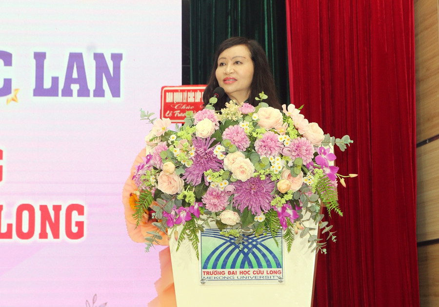 TS Đặng Thị Ngọc Lan, Phó Hiệu trưởng Trường ĐH Cửu Long phát biểu tại buổi lễ. TS Đặng Thị Ngọc Lan, Phó Hiệu trưởng Trường ĐH Cửu Long phát biểu tại buổi lễ.