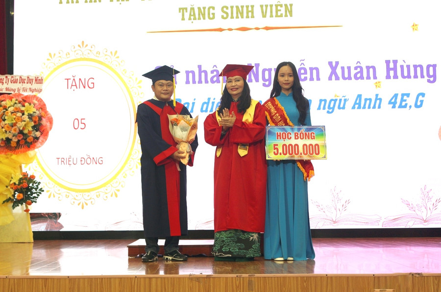 Tân cử nhân đóng góp vào quỹ học bổng của nhà trường. Tân cử nhân đóng góp vào quỹ học bổng của nhà trường.