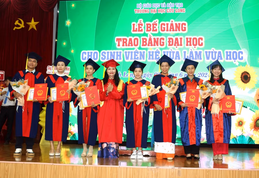 TS Đặng Thị Ngọc Lan, Phó Hiệu trưởng Trường ĐH Cửu Long trao bằng, khen thưởng tân cử nhân tốt nghiệp xuất sắc tiêu biểu.