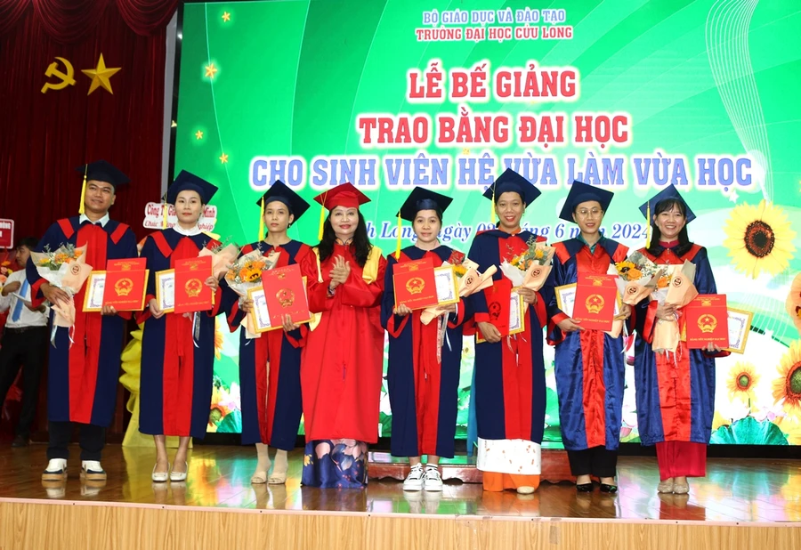 TS Đặng Thị Ngọc Lan, Phó Hiệu trưởng Trường ĐH Cửu Long trao bằng, khen thưởng tân cử nhân tốt nghiệp xuất sắc tiêu biểu.