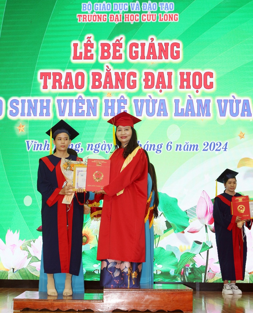 TS Đặng Thị Ngọc Lan, Phó Hiệu trưởng Trường ĐH Cửu Long trao bằng tốt nghiệp và giấy khen cho tân cử nhân tốt nghiệp xuất sắc. TS Đặng Thị Ngọc Lan, Phó Hiệu trưởng Trường ĐH Cửu Long trao bằng tốt nghiệp và giấy khen cho tân cử nhân tốt nghiệp xuất sắc.