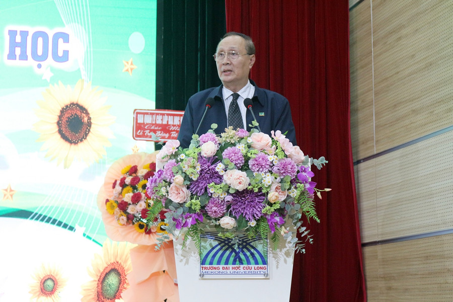 TS Nguyễn Thanh Dũng, Phó Hiệu trưởng Trường ĐH Cửu Long phát biểu tại buổi lễ. TS Nguyễn Thanh Dũng, Phó Hiệu trưởng Trường ĐH Cửu Long phát biểu tại buổi lễ.