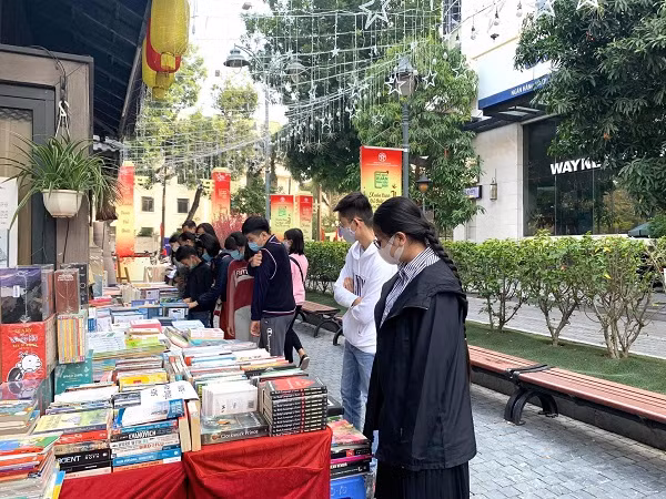 Phố sách Xuân Tân Sửu với nhiều loại sách phong phú thu hút đông đảo bạn đọc.