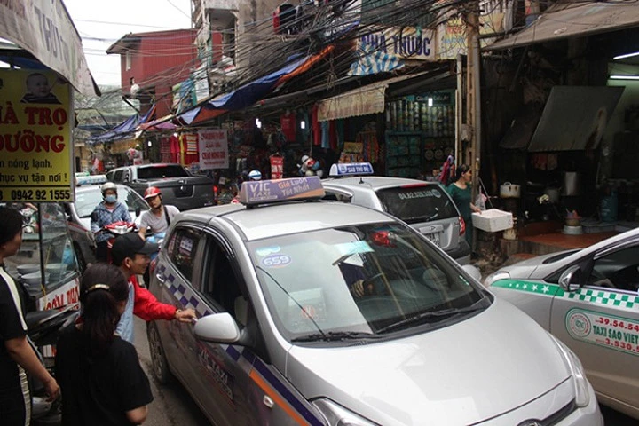 Hà Nội “dọn” 3.000 taxi ngoại tỉnh “trả đường” cho.... 600.000 ô tô