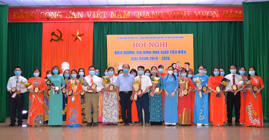 28 gia đình nhà giáo tiêu biểu được biểu dương giai đoạn 2016 – 2020 (Nguồn: baocaobang.vn).