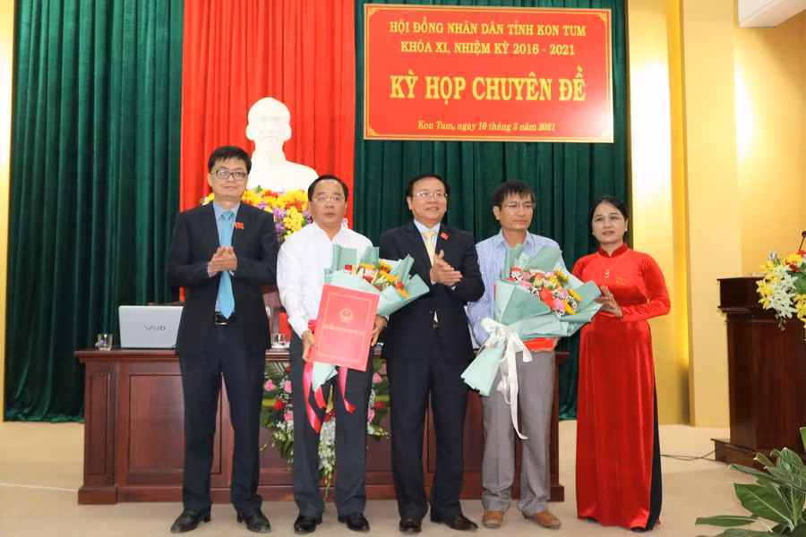 Thường trực HĐND tỉnh Kon Tum tặng hoa chúc mừng tân Phó Chủ tịch UBND tỉnh Nguyễn Ngọc Sâm (thứ 2 từ phải qua) và ông Nguyễn Văn Điệu.