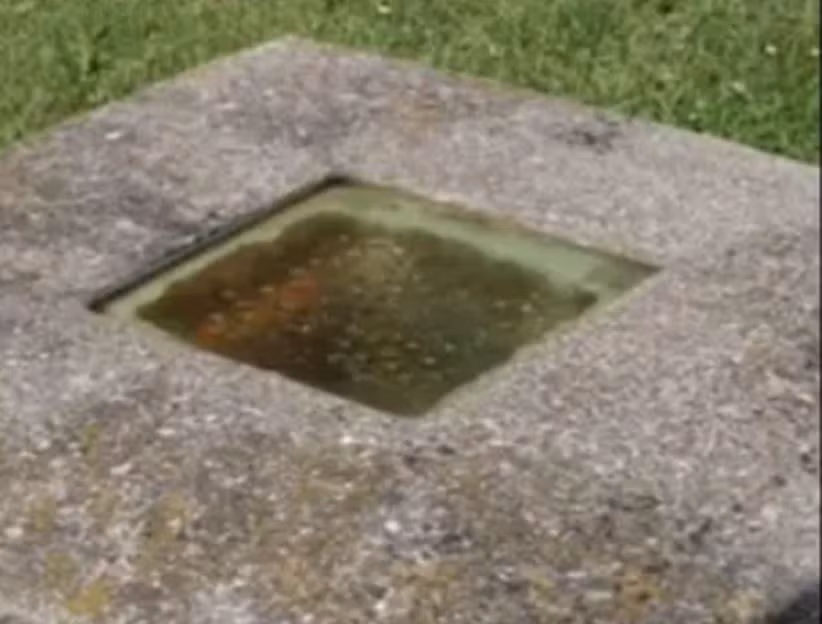 Ngôi mộ có cửa sổ và còn gắn cả chuông.