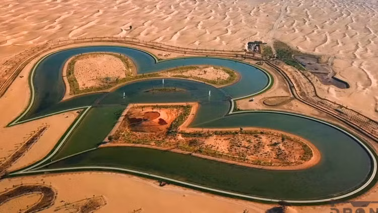 Hồ Tình yêu ở giữa sa mạc thu hút khách du lịch.