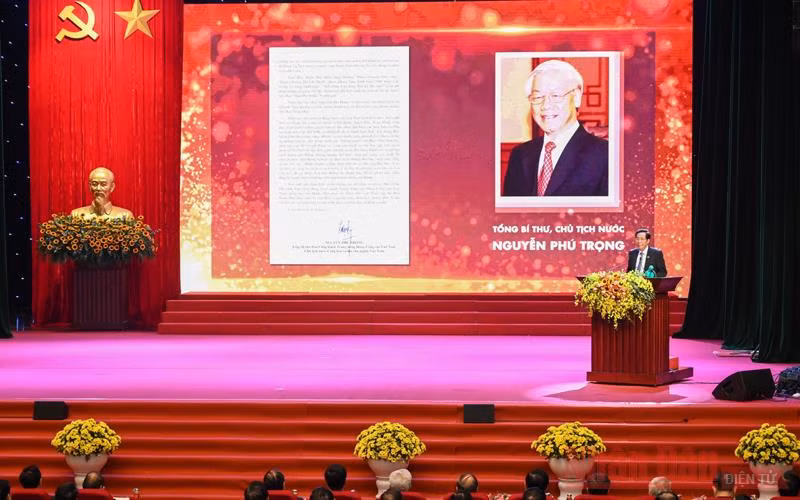 Đồng chí Thuận Hữu, Tổng Biên tập Báo Nhân Dân, Phó Trưởng ban Tuyên giáo T.Ư, Chủ tịch Hội Nhà báo Việt Nam công bố Thư chúc mừng của Tổng Bí thư, Chủ tịch nước Nguyễn Phú Trọng tại lễ kỷ niệm.