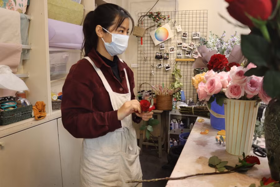 Chị Đinh Hồng Ngọc - Quản lý shop hoa trên phố Nguyễn Cao, Hà Nội giới thiệu với khách mua hoa.