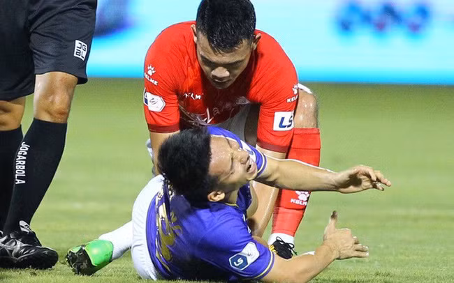  Pha vào bóng ghê rợn của Hoàng Thịnh khiến Hùng Dũng chấn thương.