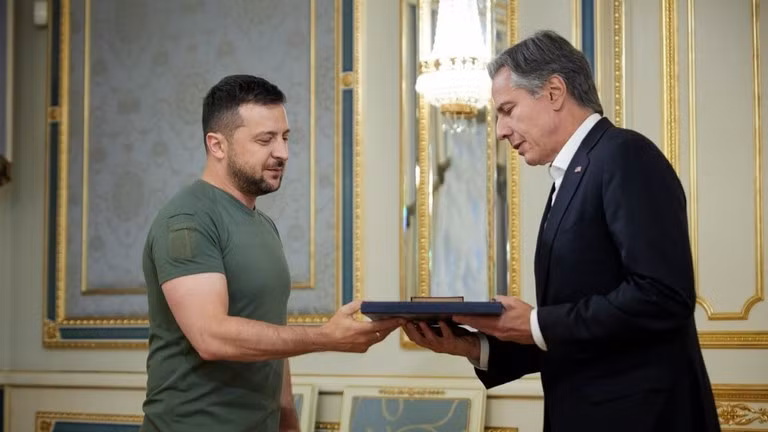 Ngoại trưởng Mỹ Antony Blinken trong cuộc gặp Tổng thống Ukraine Volodymir Zelensky tại Kiev. 
