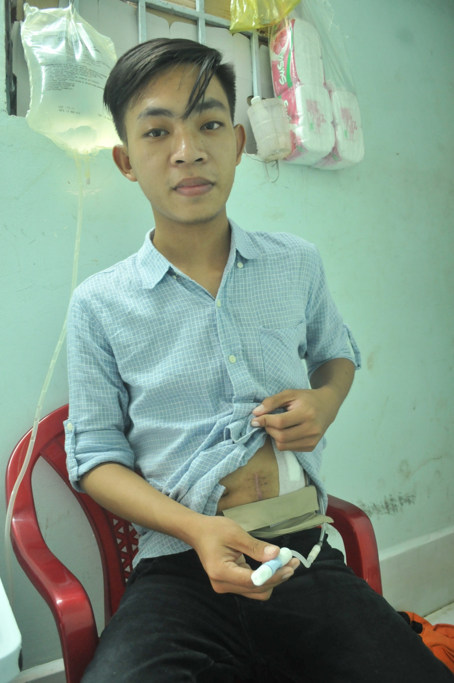 Em Lâm Văn Na - sinh viên năm cuối ngành kế toán Trường ĐH An Giang đang bị suy thận mãn