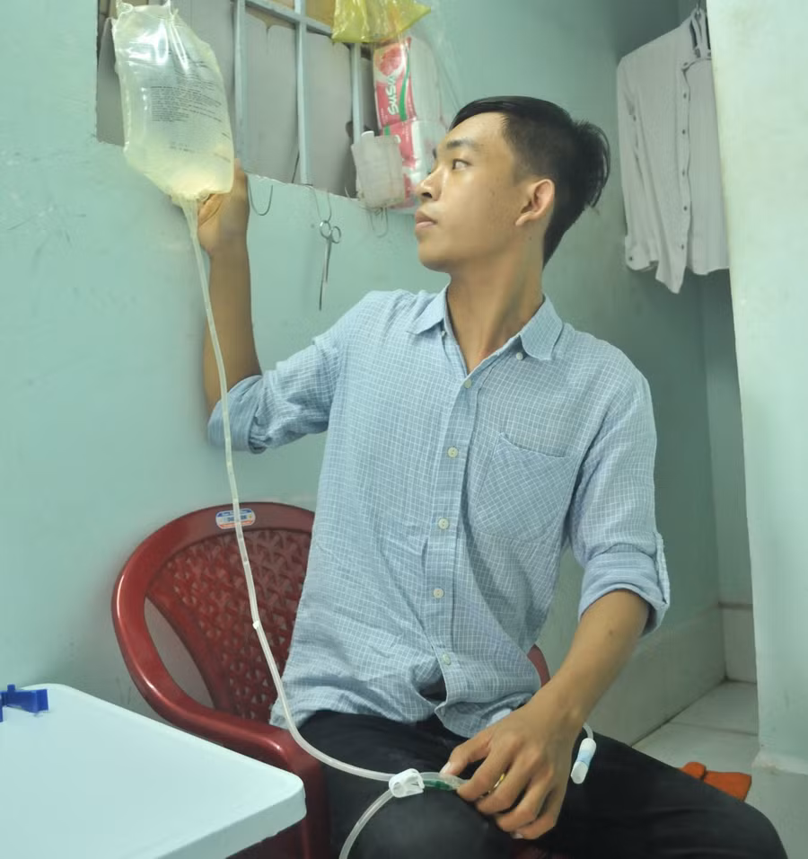 Mỗi ngày Na phải tự thay dịch 4 lần